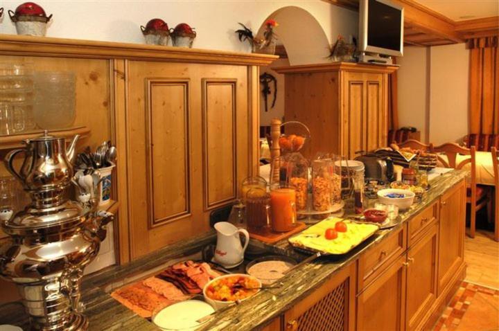 אישגל Hotel Kristall B&B מראה חיצוני תמונה