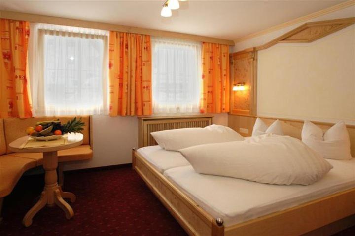 אישגל Hotel Kristall B&B מראה חיצוני תמונה